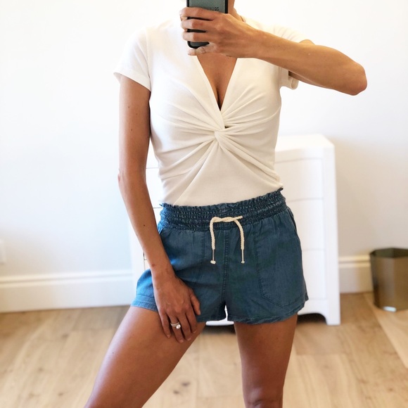 ALYS BEACH White Ribbed Short Sleeve Twist Shirt - Picture 2 of 9